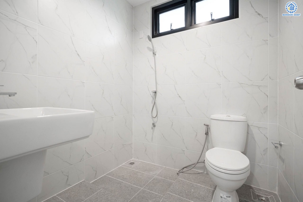 บ้านมือสองตกแต่งใหม่ โครงการ บูรพาวิลล่า3 บรมราชชนนี เนื้อที่ 60 ตร.ว. ฟังก์ชันครบ 4 ห้องนอน 3 ห้องน้ำ 1 ห้องอเนกประสงค์ 2 ที่จอดรถ บ้านสวยสภาพดี พร้อมเข้าอยู่ บนทำเลศักยภาพเข้า-ออกได้หลายเส้นทาง ใกล้รถไฟฟ้าสายสีน้ำเงิน "สถานีไฟฉาย" และทางด่วน "ศรีรัช"